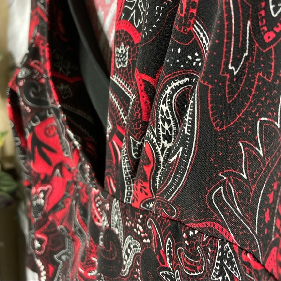 Was💲25! Christopher & Banks V-neck black & red floral blouse, size Medium - Picture 5 of 16